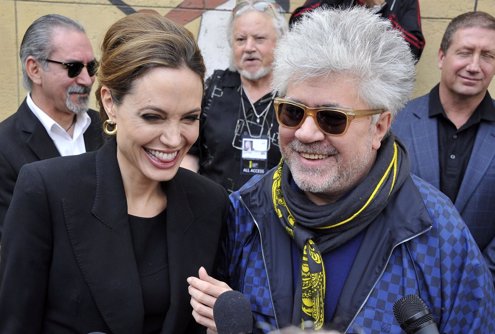 Pedro Almodóvar Y Angelina Jolie, En Hollywood