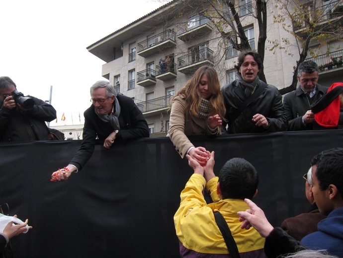 X.Trias Reparte Caramelos En Els Tres Tombs