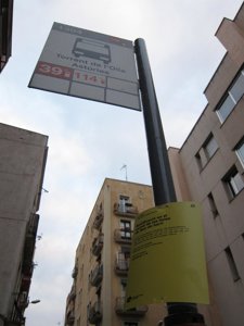 Anuncio De Los Ajustes En Una Parada De Autobús De TMB