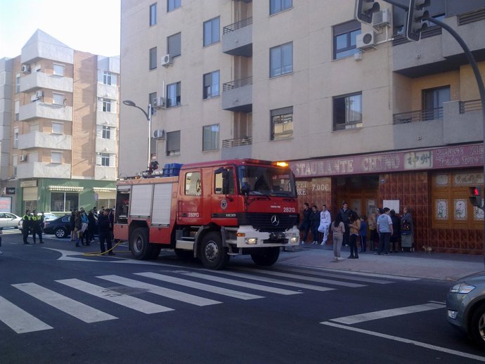 Efectivos De Bomberos Trabajan En La Extinción Del Fuego En Alfafar