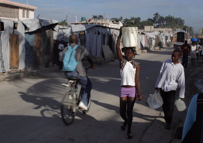 Niños volviendo con agua a sus casas en Africa