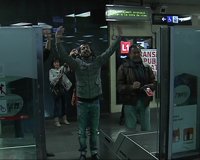 Medio centenar de personas del movimiento 'Yo no pago' se cuela en el metro de plaza de Barcelona 
