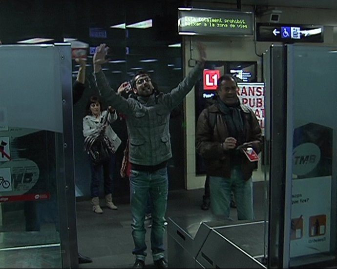 Un Grupo De Personas Del Movimiento 'Yo No Pago'  Se Cuelan En El Metro 