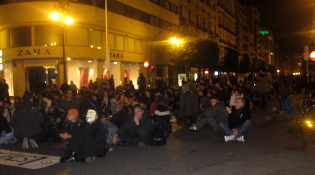 Participantes En La Manifestación A Su Paso Por La Calle Colón