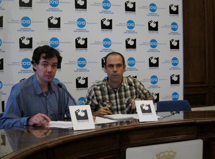 Los Concejales De Bildu Ricardo Burutaran Y Jon Albizu