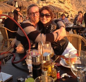 Guti Y Romina En Un Chiringuito