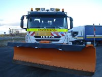Trabajan para mantener limpias las carreteras ante las nevadas
