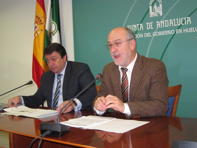 El Delegado De La Junta En Huelva, Junto Al Delegado De Empleo, Eduardo Muñoz. 