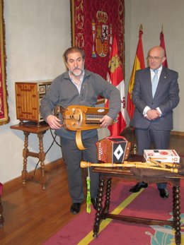 El Músico Paco Díez Toca La Zanfona Ante La Mirada De Jesús Julio Carnero