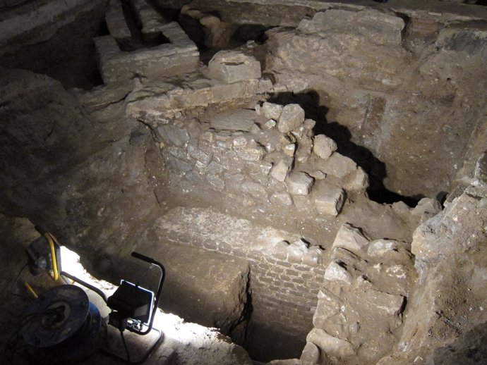 Restos De La Basílica De St Just, Con Muro Del S.I DC, El De Piedras Pequeñas