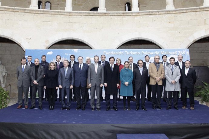 Foto De Familia De La Firma Del Protocolo De La Fundación Turismo Palma 365