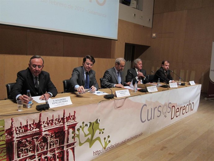 Mesa Inaugural De Los XXX Cursos De Especialización De Derecho De La USAL 