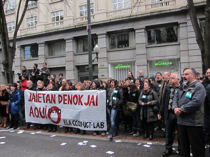 Protesta Sindical Ante Un Comercio De Gran Vía Bilbaína.