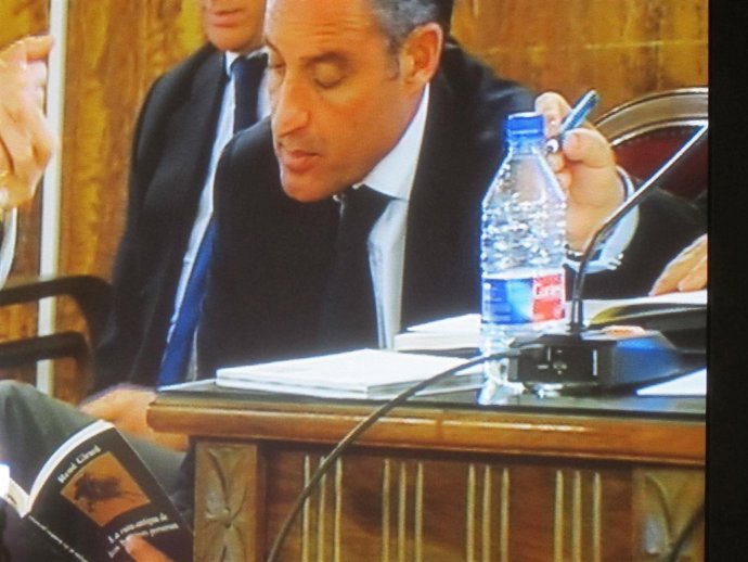 Francisco Camps Leyendo El Libro En El Juicio