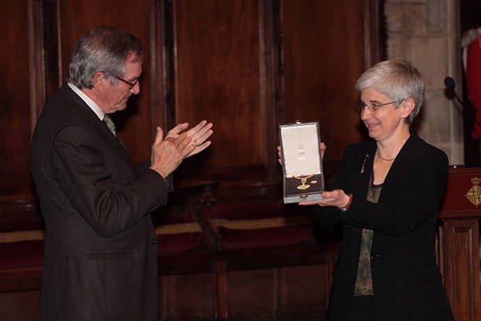 El Alcalde Xavier Trias Entrega La Medalla De Oro A La Hija De Subirachs