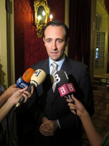 Bauzá Atiende A Los Medios En El Parlament