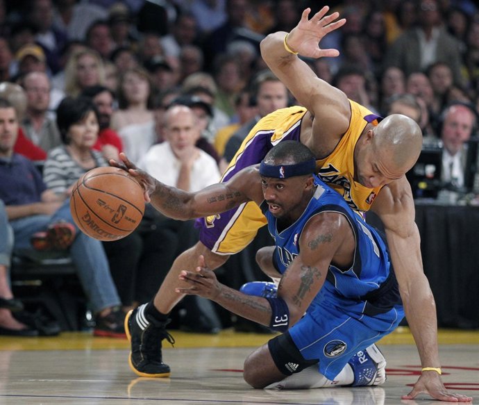 Derek Fisher Pelea Un Balón Con Jason Terry