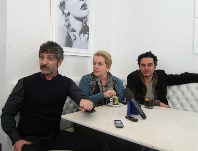 Aletrio, A La Izquierda, Cuetos Y Seda, A La Derecha, Presentan 'Yo El Heredero'