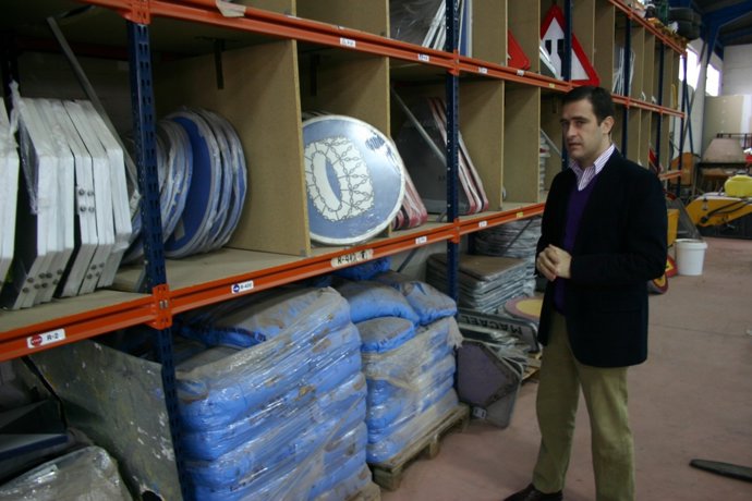 Castellón (PP) Visita El Centro Que Alberga La Señalización Para Las Nevadas