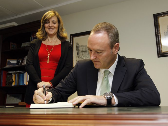 Fabra Firma En El Libro De Honor De La FVMP, En Presencia De Bastidas