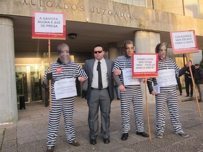 Representación De La CIG A Las Puertas De Los Juzgados De Santiago