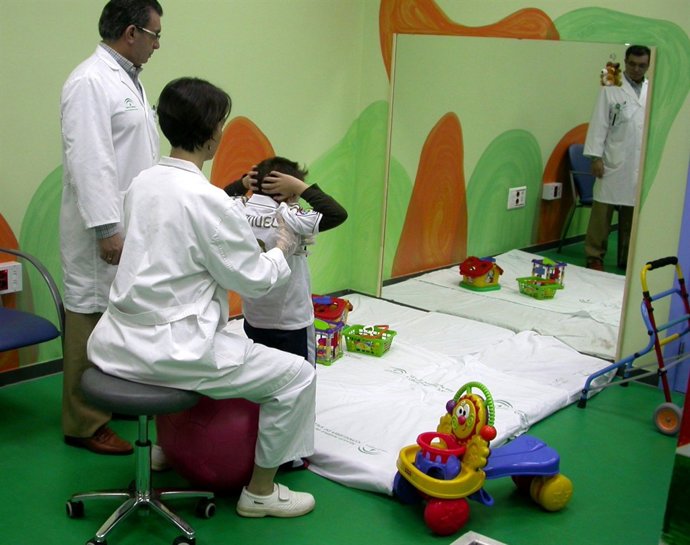 Médicos Realizan Tratamiento Fisioterápico A Niños Del Hospital De Valme