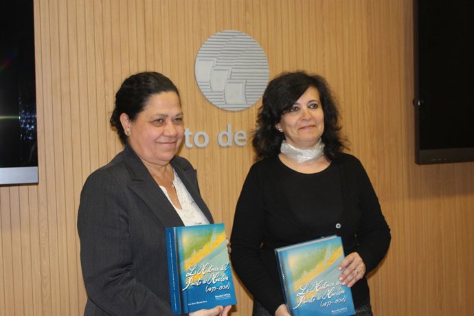 La Presidenta Del Puerto, Manuela De Paz, Junto A La Autora Del Libro.