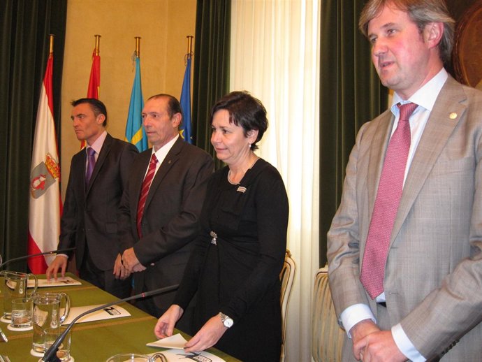 Quini (Segundo Por La Izquierda), Con Mejuto, Moriyón Y Niño, En El Acto De Hoy.