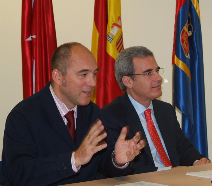 En La Imagen, El Concejal De Medio Ambiente, Alejandro De Utrilla (Izquierda)