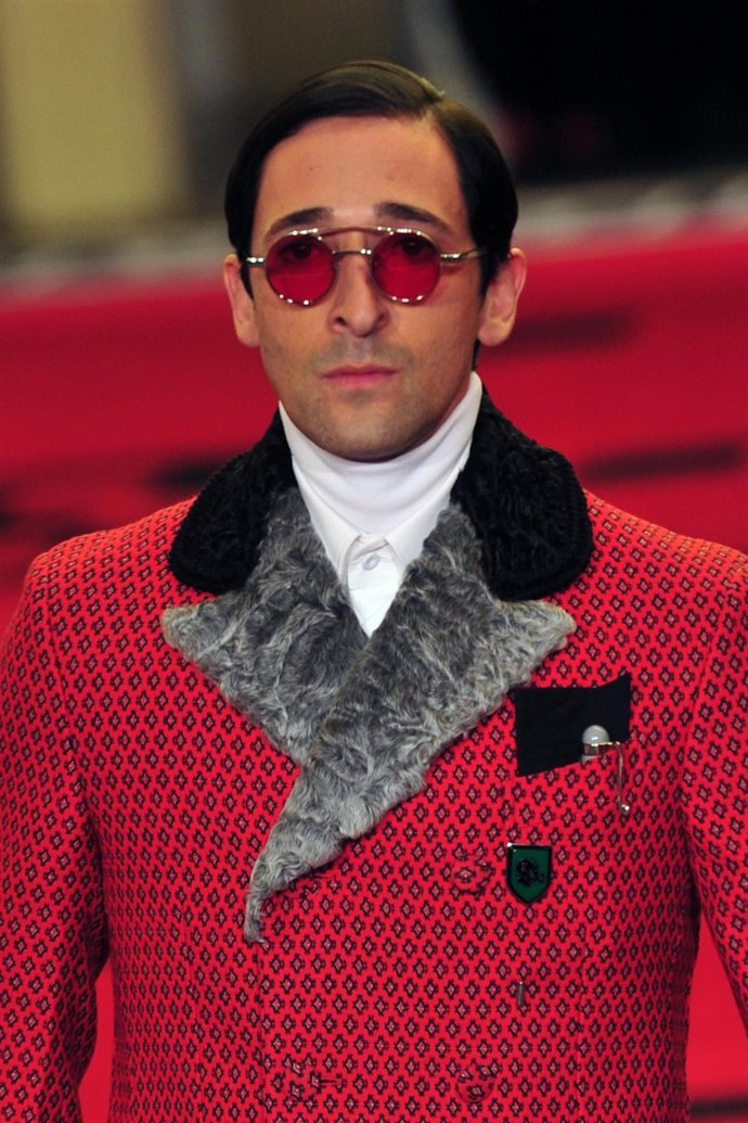 Adrien Brody Desfilando Para Prada