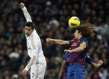 Cristiano Ronaldo Y Carles Puyol Pelean Un Balón 
