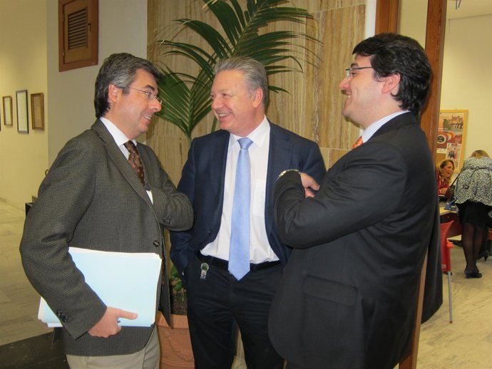 Primo Jurado Entre Sus Compañeros Del Gobierno Municipal, Torrico Y Bellido