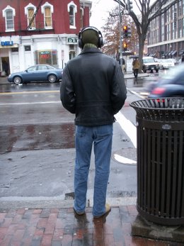 Hombre Escuchando Música Con Unos Auriculares