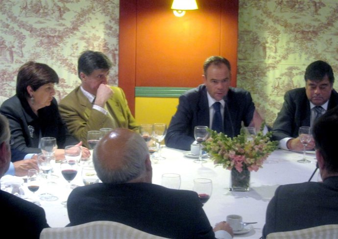 El Consejero Delegado De Ferrovial Con La Consejera Cruz Villalón