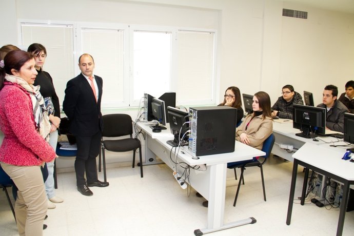 La Diputada Esperanza Cortés Inaugura El Curso De Gestión De Administrativa. 