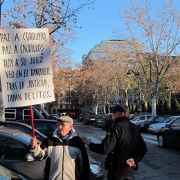 Un Ciudadano Se Concentra En Defensa Del Juez Garzon