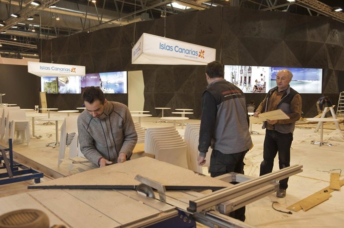 Operarios Trabajan En El Montaje Del Pabellón De Canarias