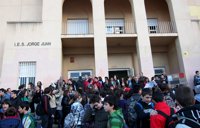 Unos 200 alumnos del IES Jorge Juan de Alicante se concentran para protestar contra "el corte de luz y los impagos"