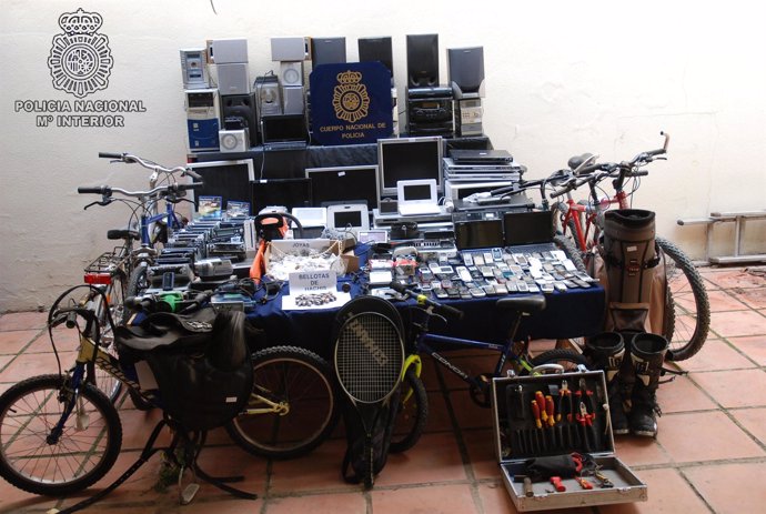 Objetos Intervenidos Por La Policía Nacional En Una Operación En Vélez