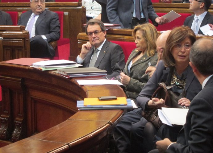 El Presidente Artur Mas Y Consellers, En El Pleno Del Parlament