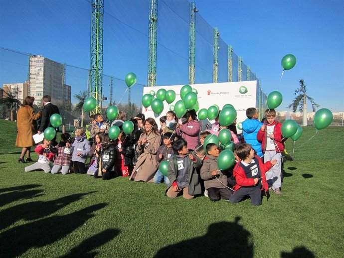 La Madrina De La Camapaña, Fabiola Martñinez, En Un Acto Simbólico Con Niños