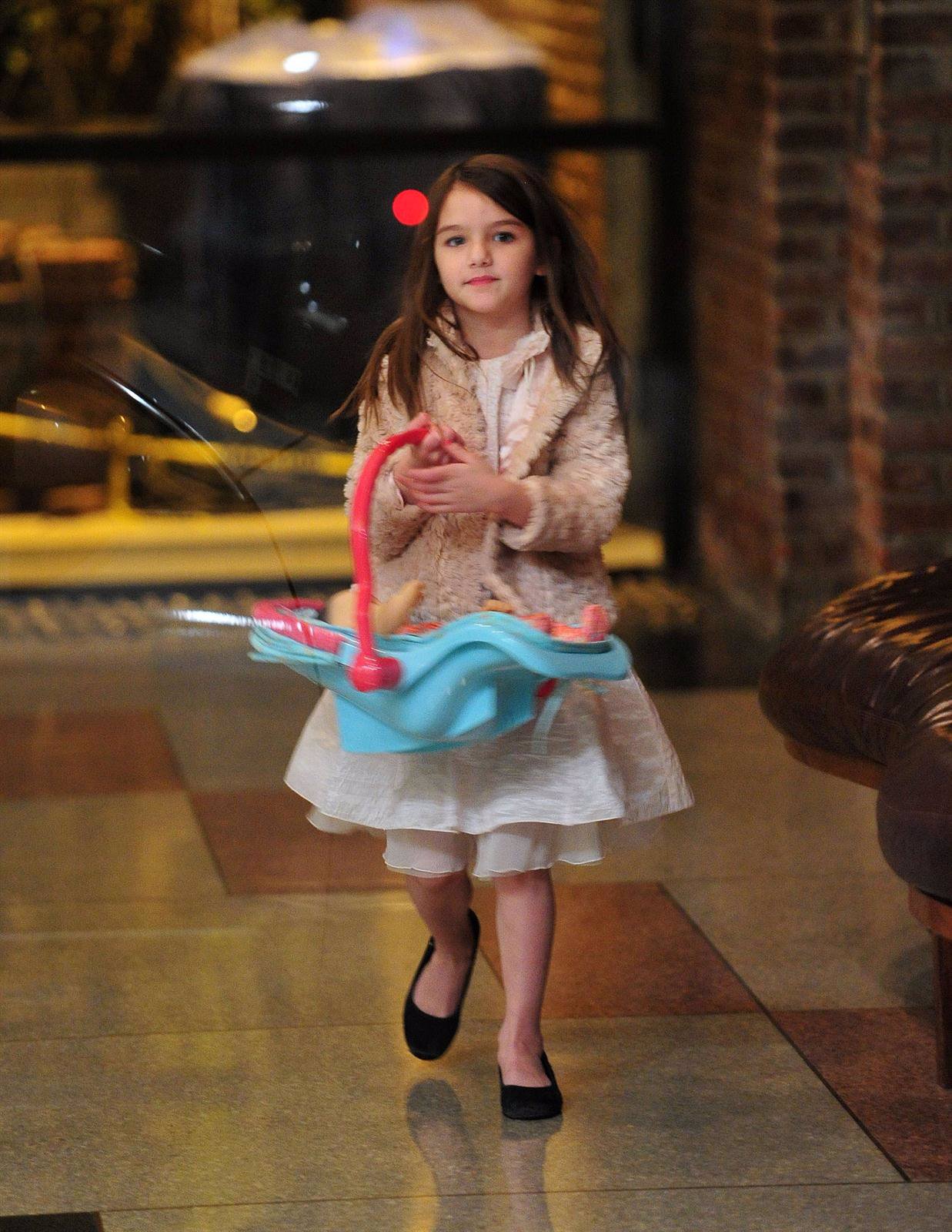 Suri Cruise Andando Por Las Calles De Nueva York 