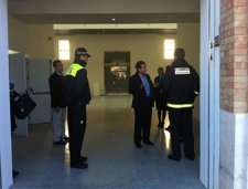 Agentes De La Policía Local Inspeccionan Art Natura