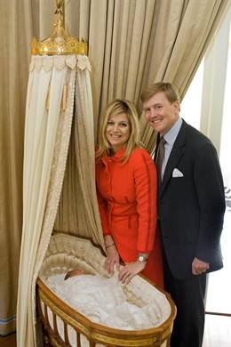 Los Príncipes De Holanda Junto A Una De Sus Hijas