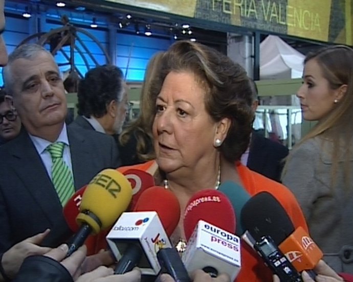 Barberá Atendiendo A Los Periodistas Tras Inaugurar Expojove