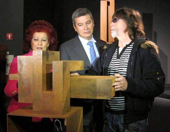 Ciscar Y Ripoll Acompañan A Un Visitante Invidente A La Exposición