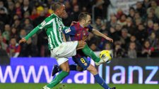 El Blaugrana Andrés Iniesta En Una Acción Contra El Betis