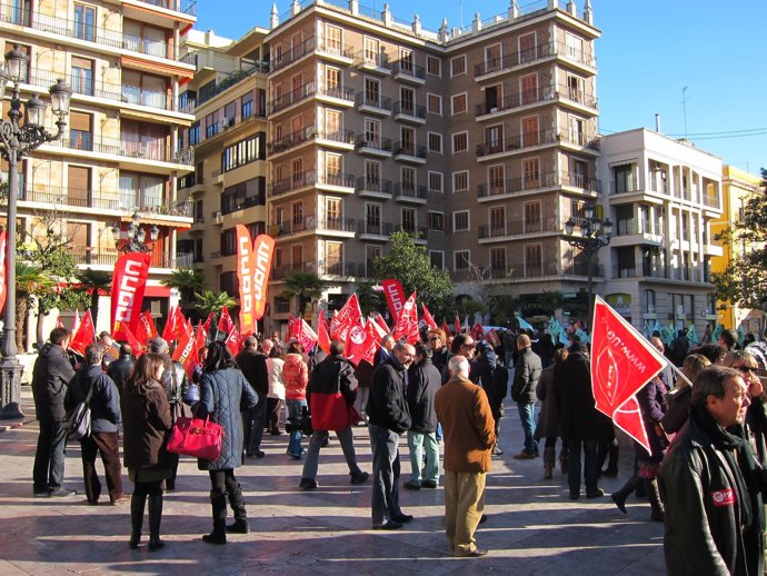 Concentración De Sindicatos En La Plaza De La Virgen De Valencia