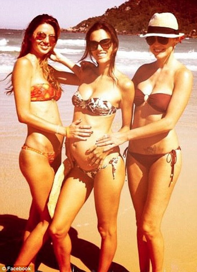 Alessandra Ambrosio Junto A Unas Amigas En Brasil