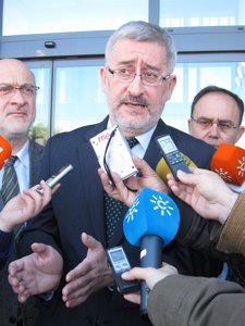 El Consejero De Economía, Innovación Y Ciencia, Antonio Ávila, Ante Los Medios.